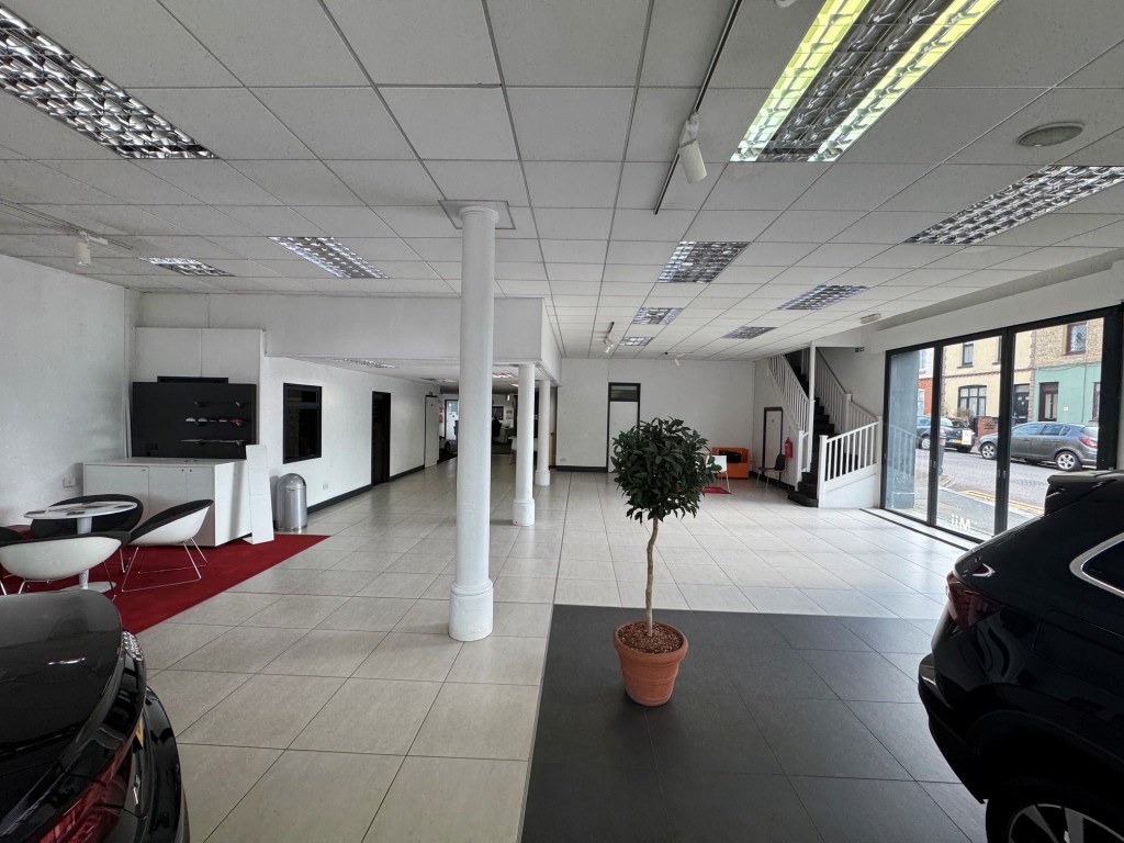 Lot: 82 - FREEHOLD CAR SALES SITE, SHOWROOM & WORKSHOP WITH REDEVELOPMENT POTENTIAL. - Showroom alternative view